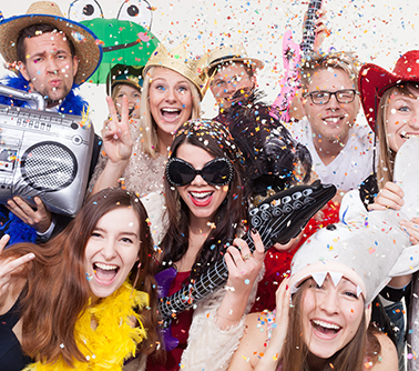 Photo d'un groupe de personne déguisé avec accessoires et confettis